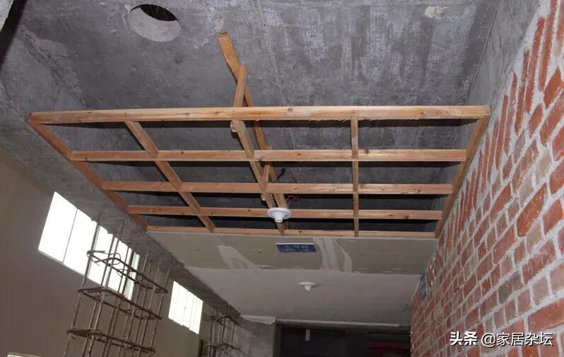 家装吊顶轻钢龙骨好还是木龙骨好-吊顶龙骨用轻钢好还是木龙骨好？