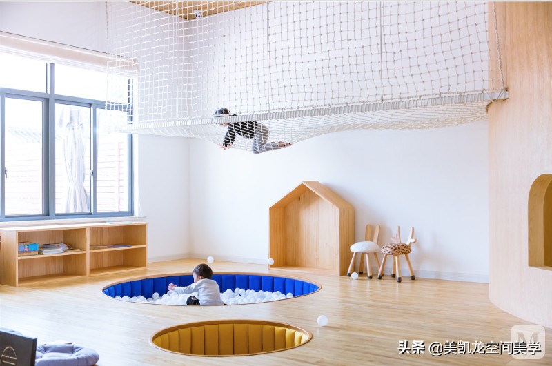 大宅装修效果图-农村的两层小别墅怎么装修好？客厅全屋贴瓷砖，电视背景墙该怎么设计？