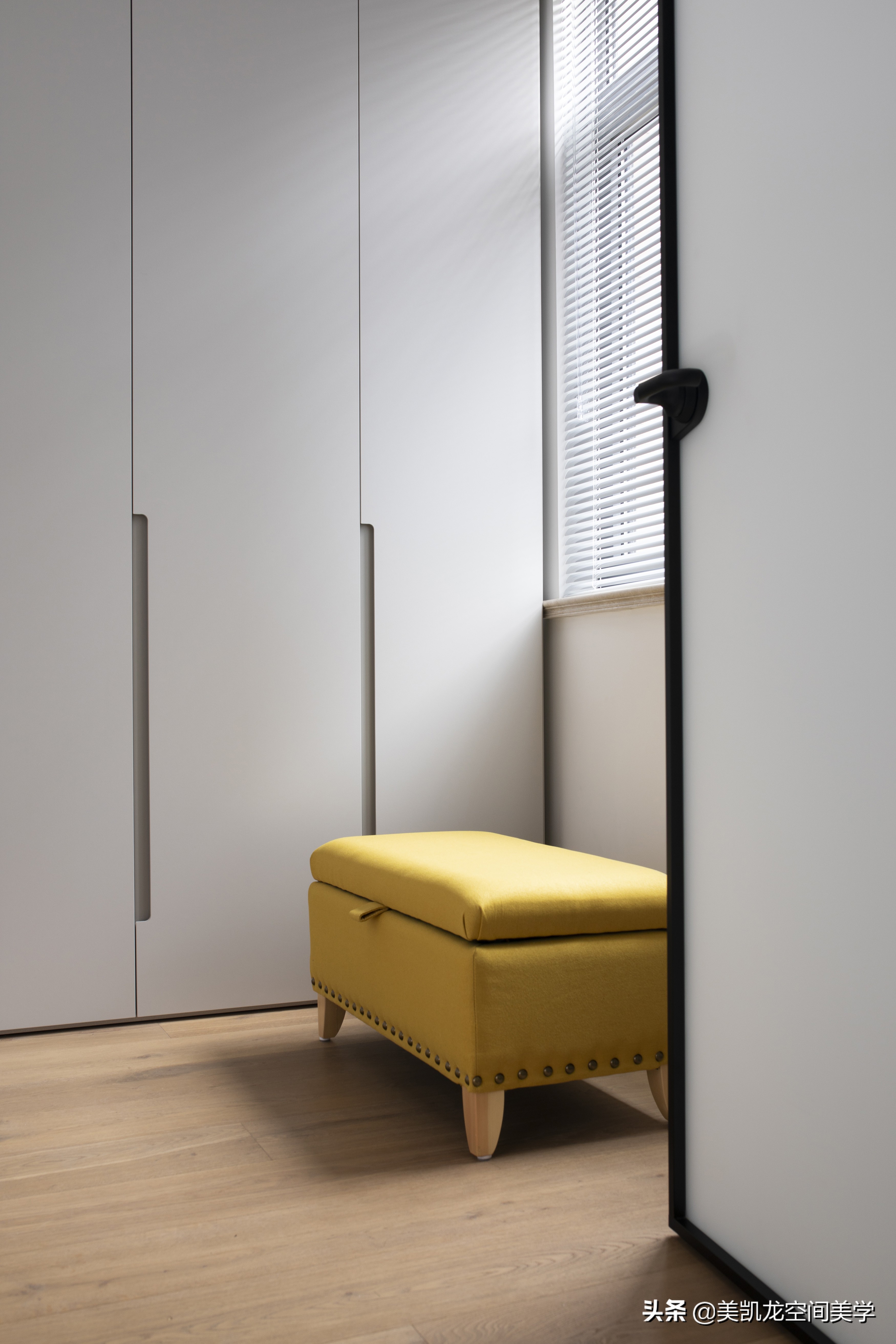 大宅装修效果图-农村的两层小别墅怎么装修好？客厅全屋贴瓷砖，电视背景墙该怎么设计？