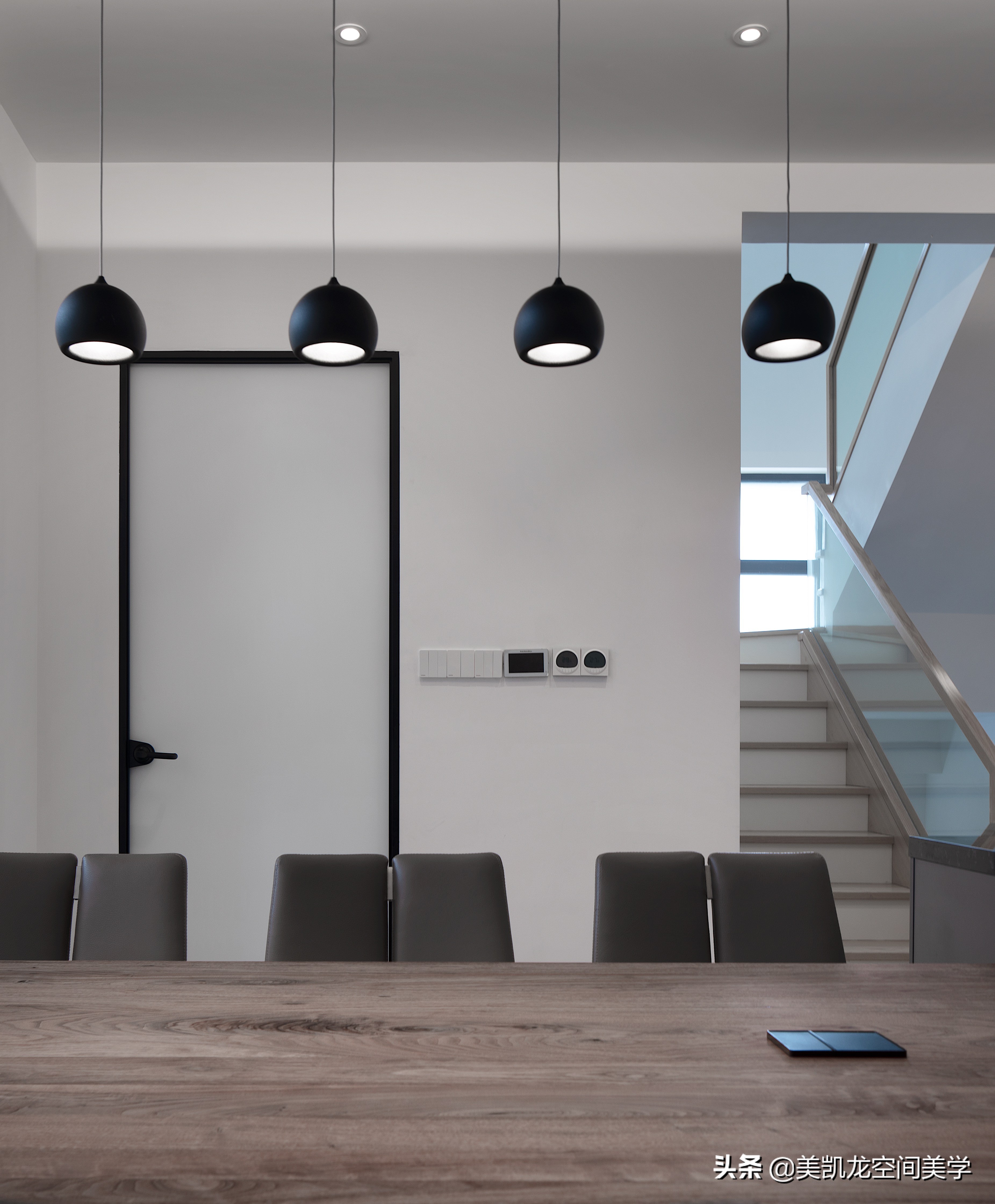 大宅装修效果图-农村的两层小别墅怎么装修好？客厅全屋贴瓷砖，电视背景墙该怎么设计？