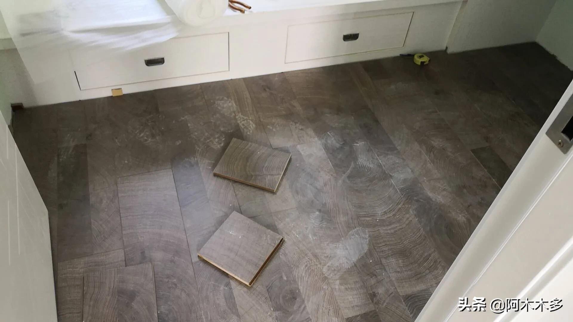 装修家装修成木纹的怎么配就好了好看-装修时木纹要怎么拉！喷完油漆后才会有木纹效果？