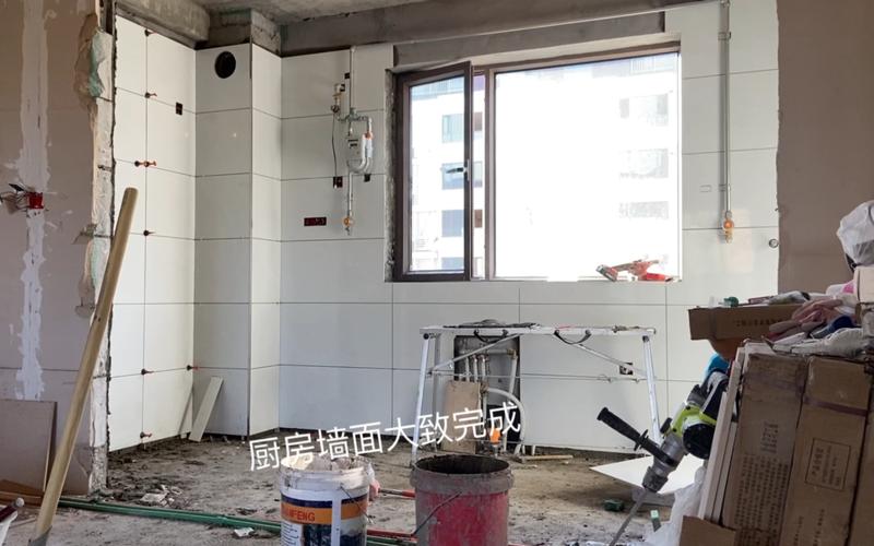 正在装修英文怎么说-我的爸爸现在自由工作者，在帮别人搞装修，他都是在家等消息。用英语怎么说？